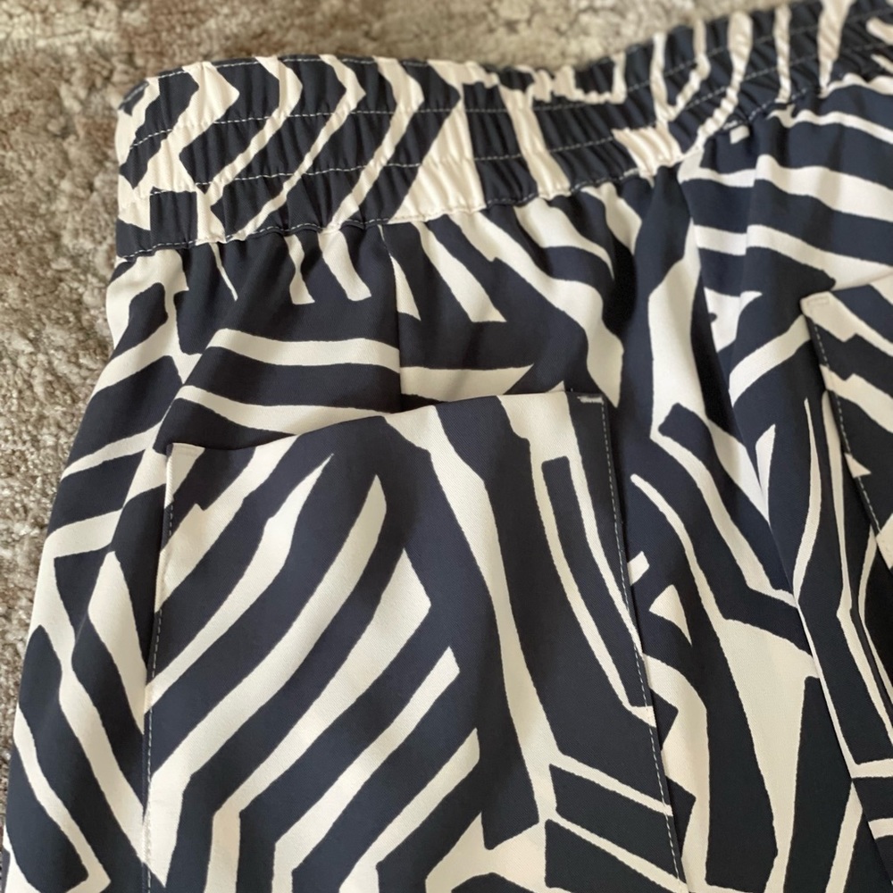 Loft palazzo wide leg pants with front and rear pockets. Soft fabric that flows - Picture 2 of 6